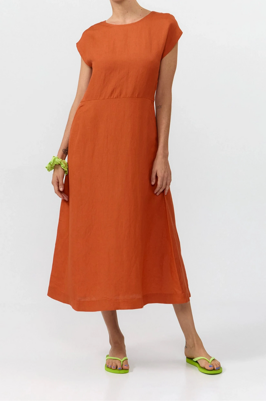 Vestido midi sin mangas Tinto Dress en color henna, escote redondo y abertura trasera, Suite13Lab.