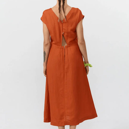 Vestido midi sin mangas Tinto Dress en color henna, escote redondo y abertura trasera, Suite13Lab.
