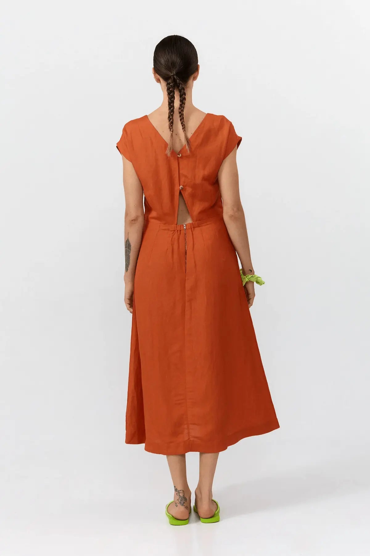Vestido midi sin mangas Tinto Dress en color henna, escote redondo y abertura trasera, Suite13Lab.