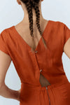 Vestido midi sin mangas Tinto Dress en color henna, escote redondo y abertura trasera, Suite13Lab.