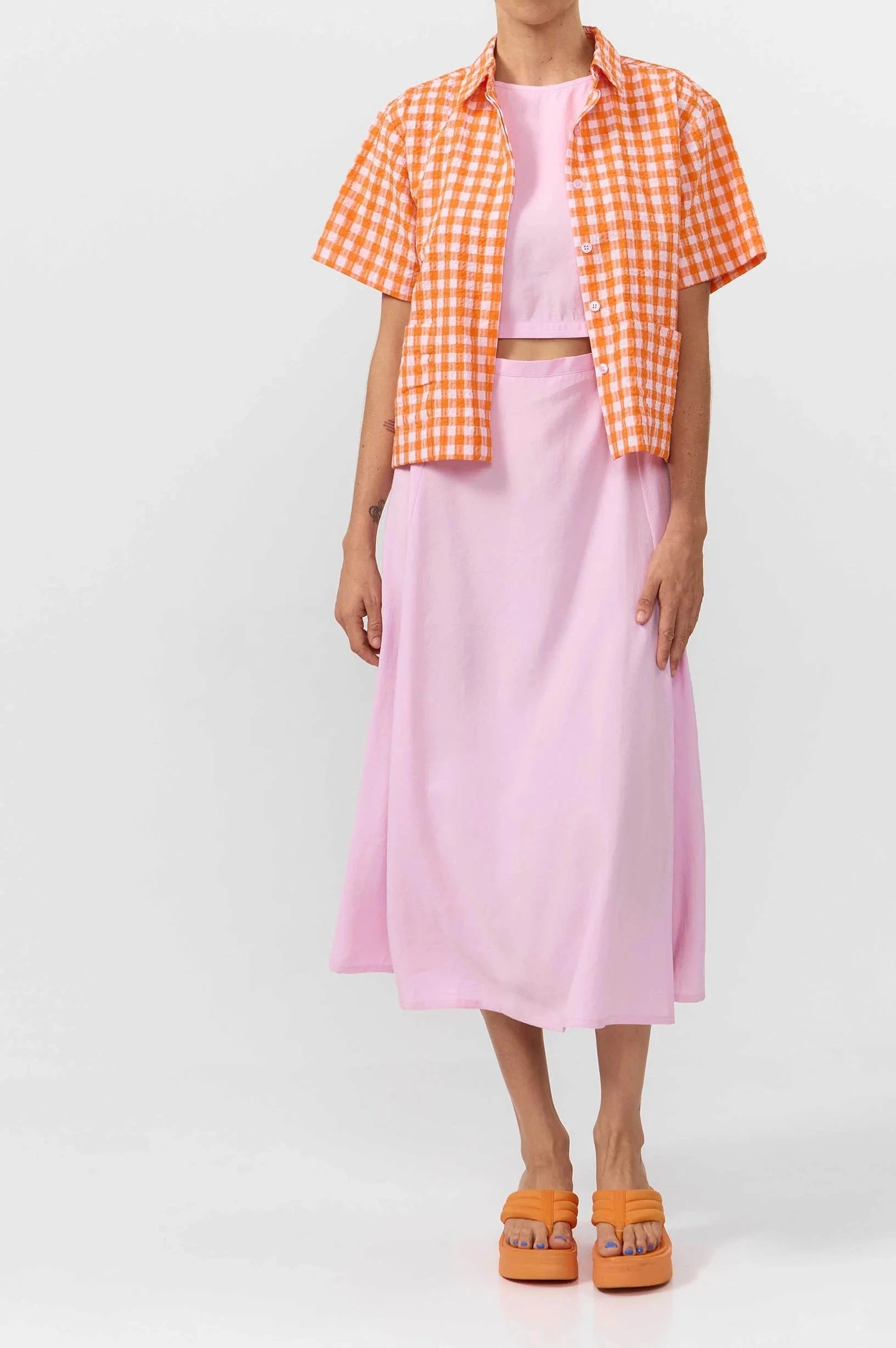 Camisa Eder Check Orange de Suite13Lab, algodón orgánico GOTS, cuadros naranja, manga corta y botones de corozo.