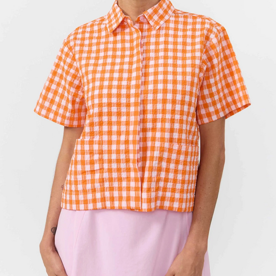 Camisa Eder Check Orange de Suite13Lab, algodón orgánico GOTS, cuadros naranja, manga corta y botones de corozo.