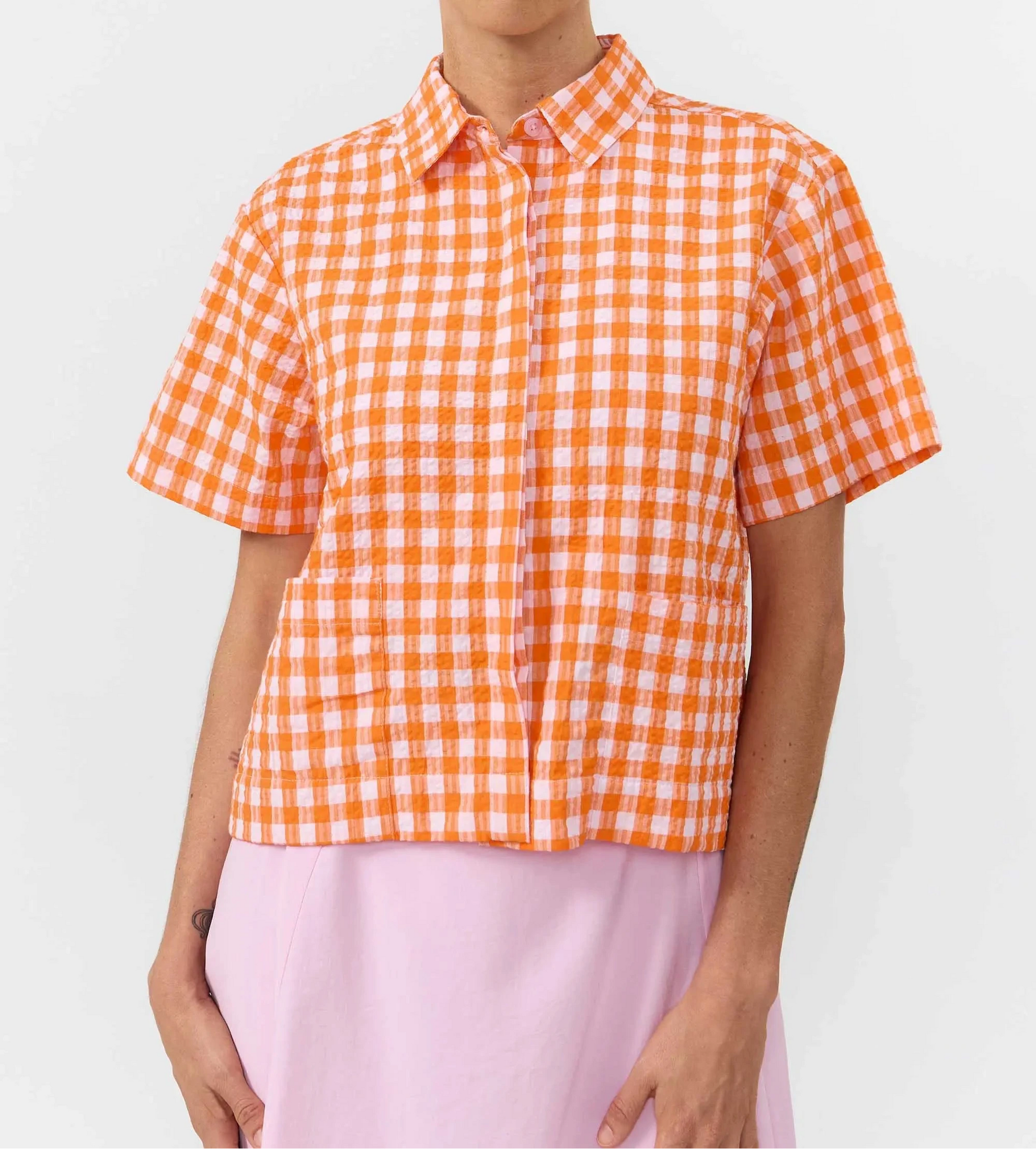 Camisa Eder Check Orange de Suite13Lab, algodón orgánico GOTS, cuadros naranja, manga corta y botones de corozo.