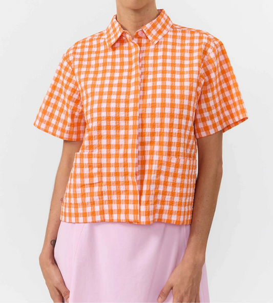 Camisa Eder Check Orange de Suite13Lab, algodón orgánico GOTS, cuadros naranja, manga corta y botones de corozo.