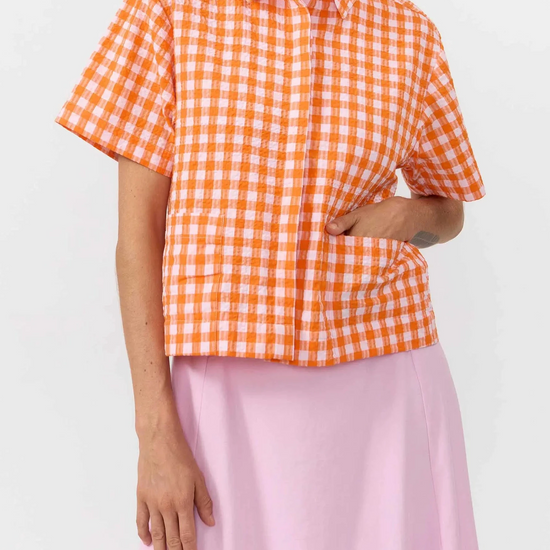 Camisa Eder Check Orange de Suite13Lab, algodón orgánico GOTS, cuadros naranja, manga corta y botones de corozo.
