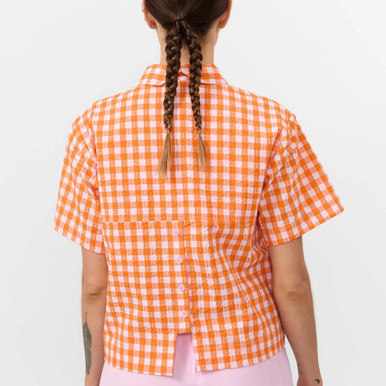 Camisa Eder Check Orange de Suite13Lab, algodón orgánico GOTS, cuadros naranja, manga corta y botones de corozo.