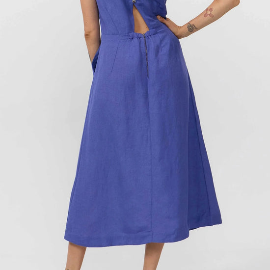 Vestido midi de color azul medio sin mangas, con escote redondo frontal y detalle de espalda abierta en V con cremallera invisible de la marca Suite13 Lab.