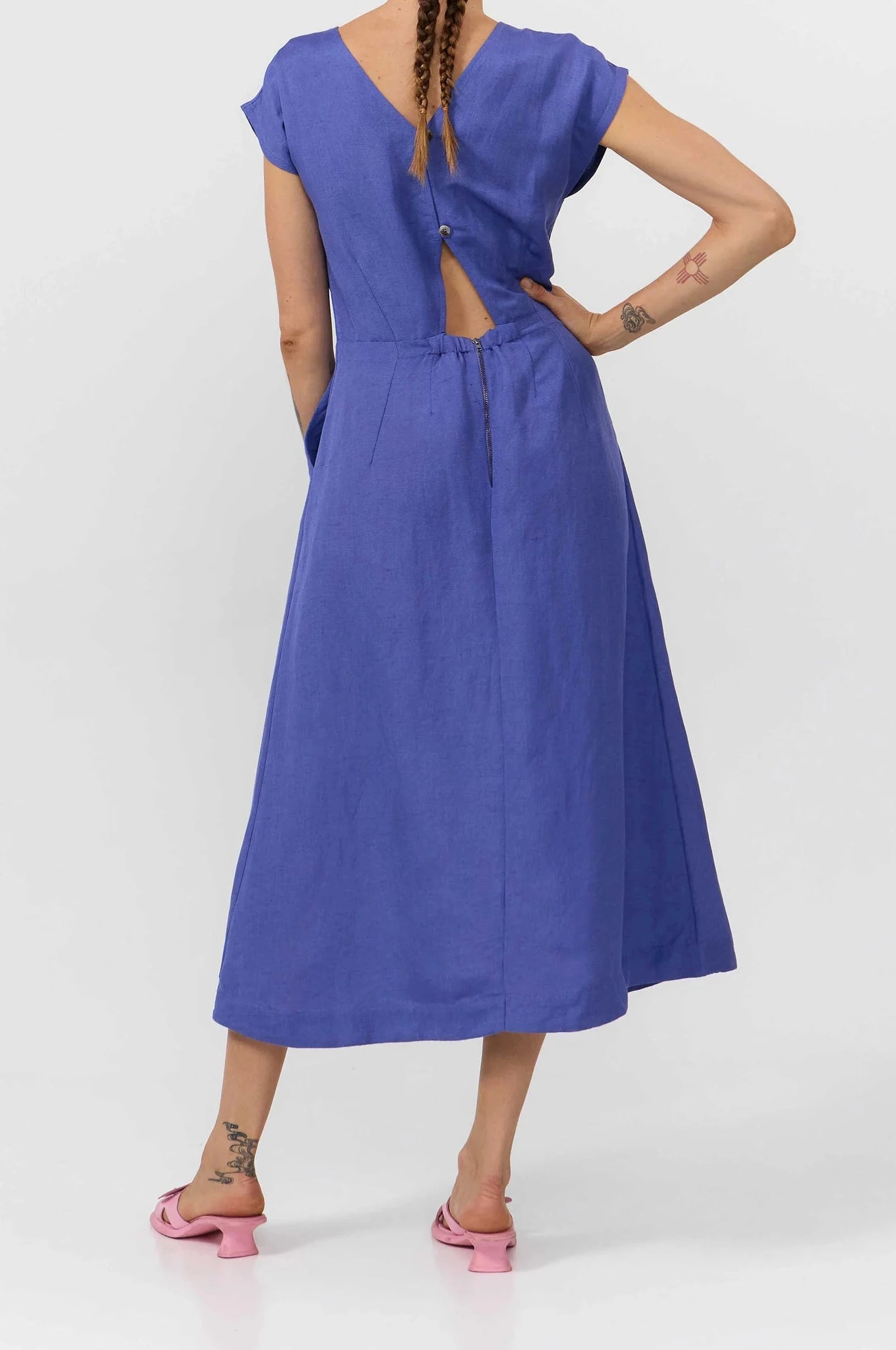 Vestido midi de color azul medio sin mangas, con escote redondo frontal y detalle de espalda abierta en V con cremallera invisible de la marca Suite13 Lab.
