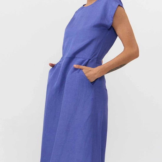 Vestido midi de color azul medio sin mangas, con escote redondo frontal y detalle de espalda abierta en V con cremallera invisible de la marca Suite13 Lab.