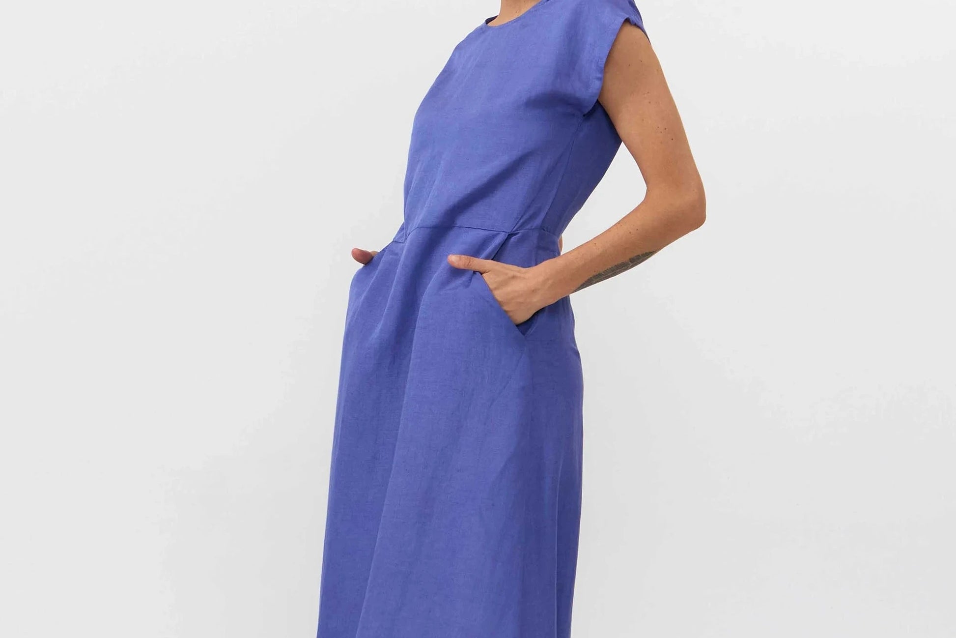 Vestido midi de color azul medio sin mangas, con escote redondo frontal y detalle de espalda abierta en V con cremallera invisible de la marca Suite13 Lab.