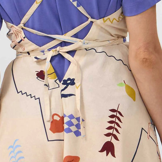 Vestido midi de algodón orgánico y lino con estampado Holiday, tirantes largos ajustables para varias posiciones, escote en pico y espalda descubierta de Suite13 Lab.