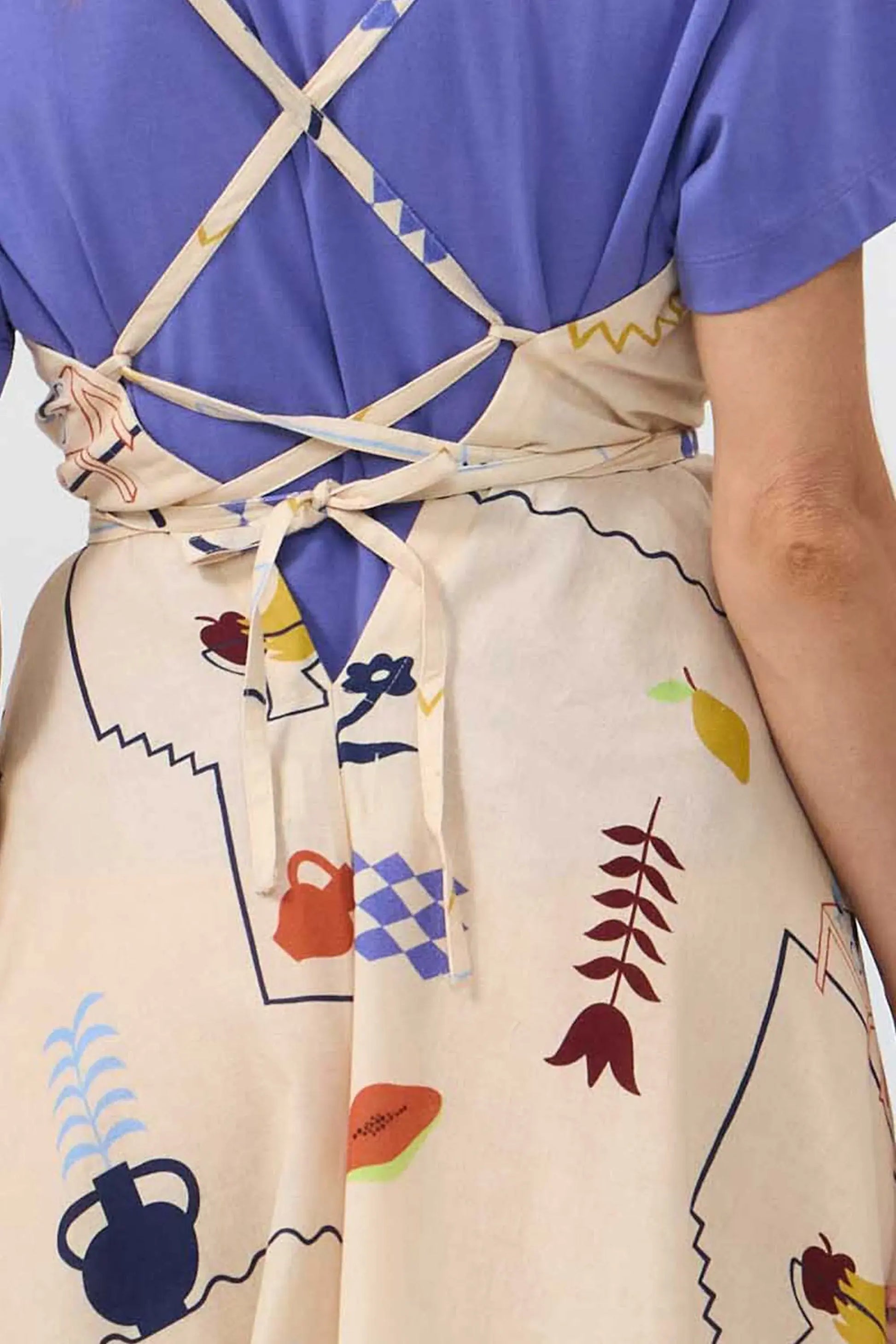 Vestido midi de algodón orgánico y lino con estampado Holiday, tirantes largos ajustables para varias posiciones, escote en pico y espalda descubierta de Suite13 Lab.
