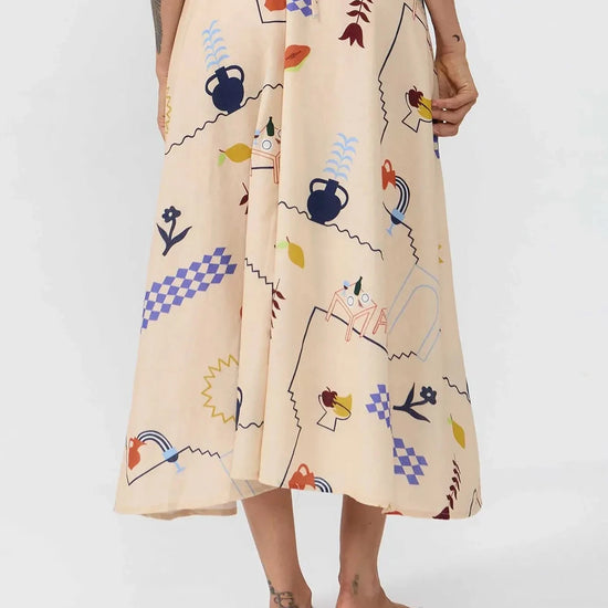 Vestido midi de algodón orgánico y lino con estampado Holiday, tirantes largos ajustables para varias posiciones, escote en pico y espalda descubierta de Suite13 Lab.