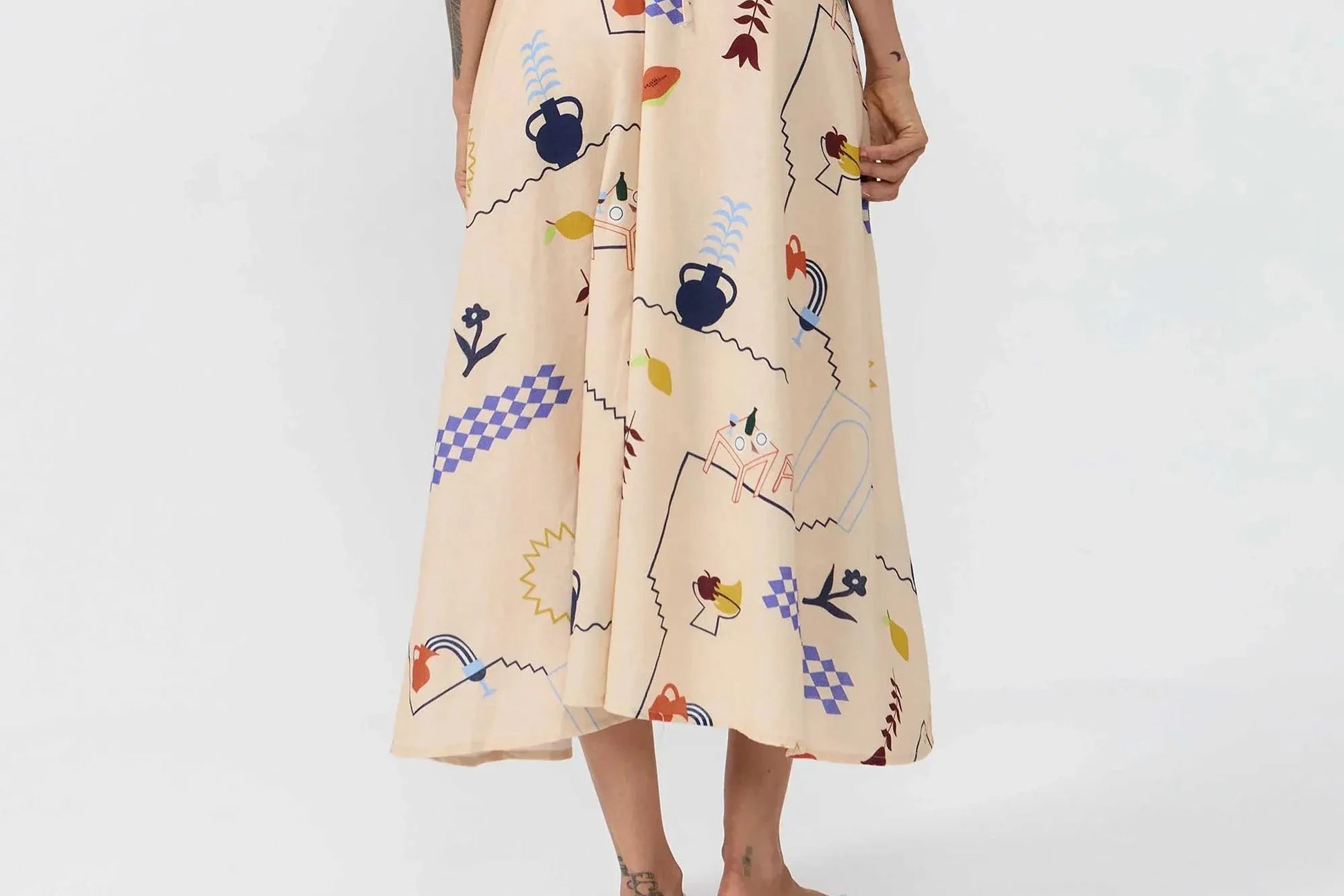 Vestido midi de algodón orgánico y lino con estampado Holiday, tirantes largos ajustables para varias posiciones, escote en pico y espalda descubierta de Suite13 Lab.