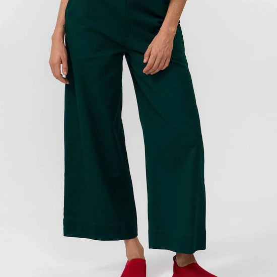 Pantalón largo de mujer de corte recto en color verde oscuro (Deep Green), con cuatro bolsillos frontales y traseros, y cierre de botón de corozo, marca Suite13Lab.