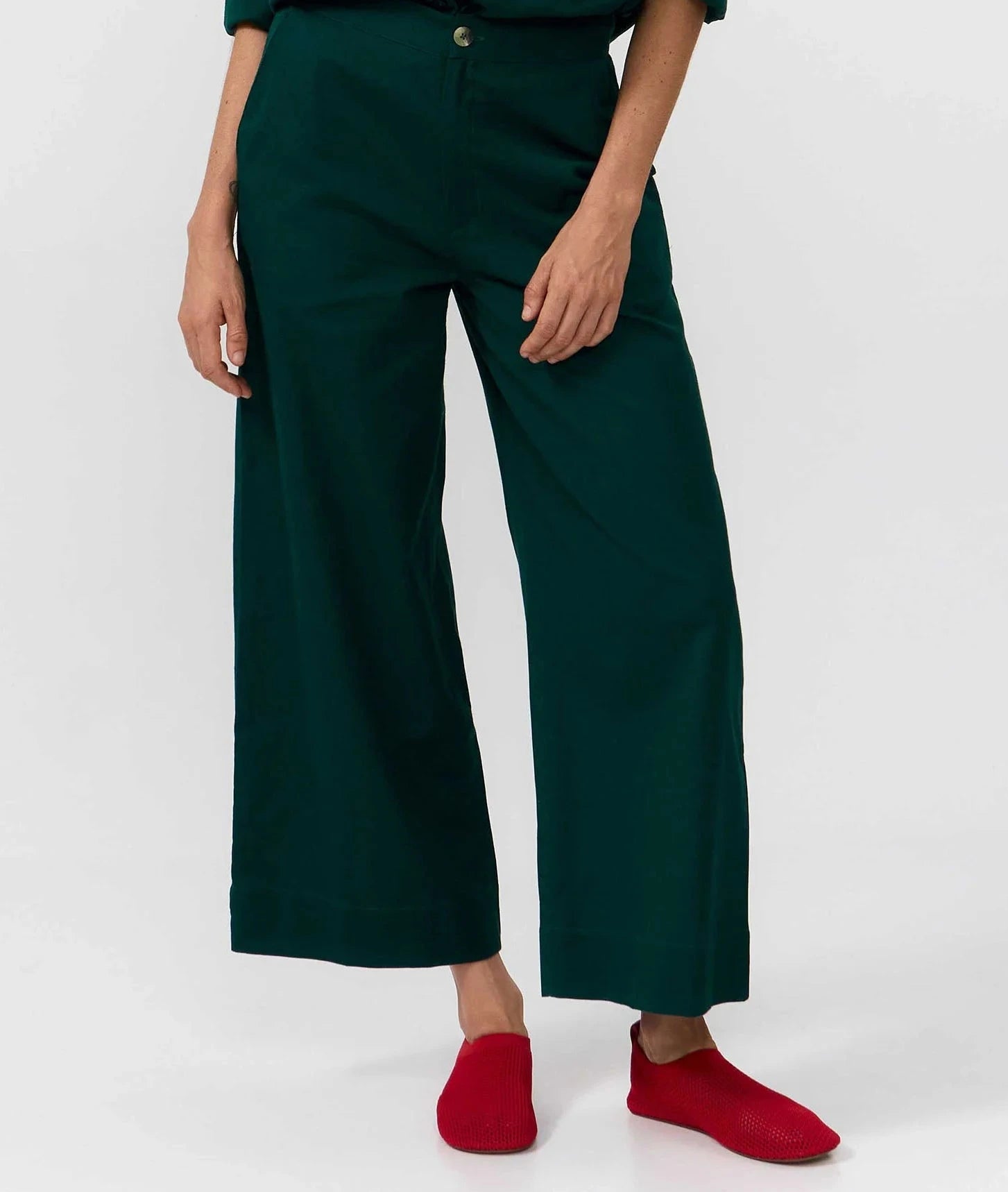 Pantalón largo de mujer de corte recto en color verde oscuro (Deep Green), con cuatro bolsillos frontales y traseros, y cierre de botón de corozo, marca Suite13Lab.