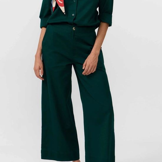 Pantalón largo de mujer de corte recto en color verde oscuro (Deep Green), con cuatro bolsillos frontales y traseros, y cierre de botón de corozo, marca Suite13Lab.