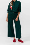 Pantalón largo de mujer de corte recto en color verde oscuro (Deep Green), con cuatro bolsillos frontales y traseros, y cierre de botón de corozo, marca Suite13Lab.