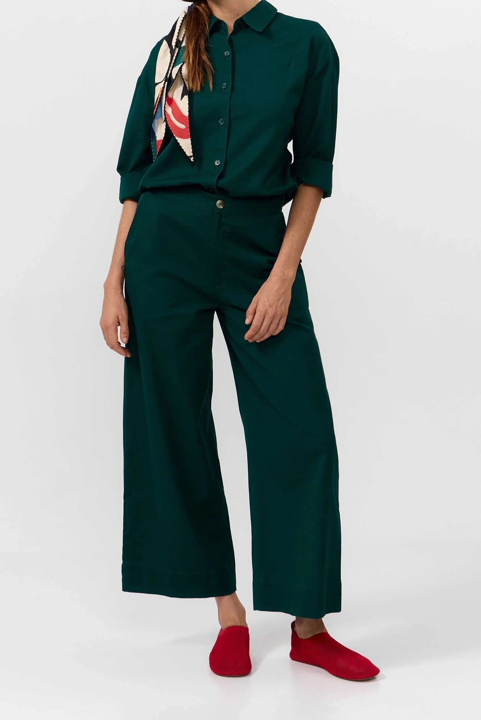Pantalón largo de mujer de corte recto en color verde oscuro (Deep Green), con cuatro bolsillos frontales y traseros, y cierre de botón de corozo, marca Suite13Lab.