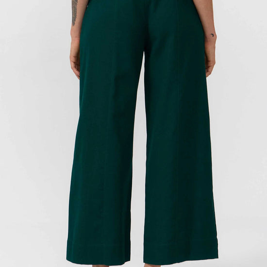 Pantalón largo de mujer de corte recto en color verde oscuro (Deep Green), con cuatro bolsillos frontales y traseros, y cierre de botón de corozo, marca Suite13Lab.