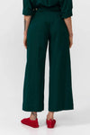 Pantalón largo de mujer de corte recto en color verde oscuro (Deep Green), con cuatro bolsillos frontales y traseros, y cierre de botón de corozo, marca Suite13Lab.