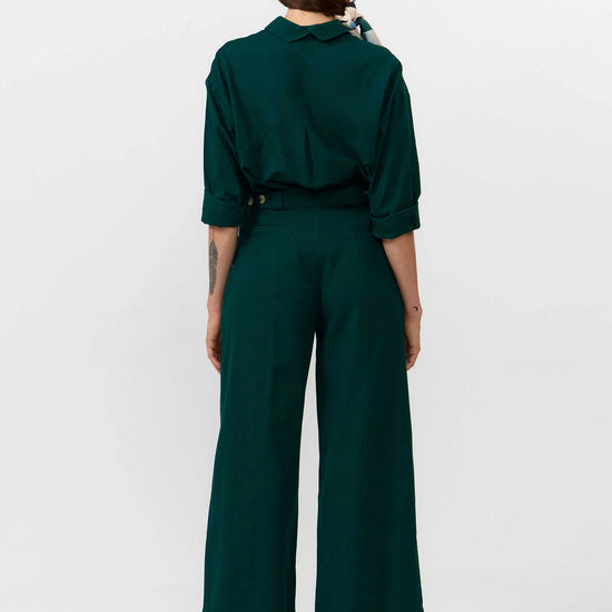 Pantalón largo de mujer de corte recto en color verde oscuro (Deep Green), con cuatro bolsillos frontales y traseros, y cierre de botón de corozo, marca Suite13Lab.