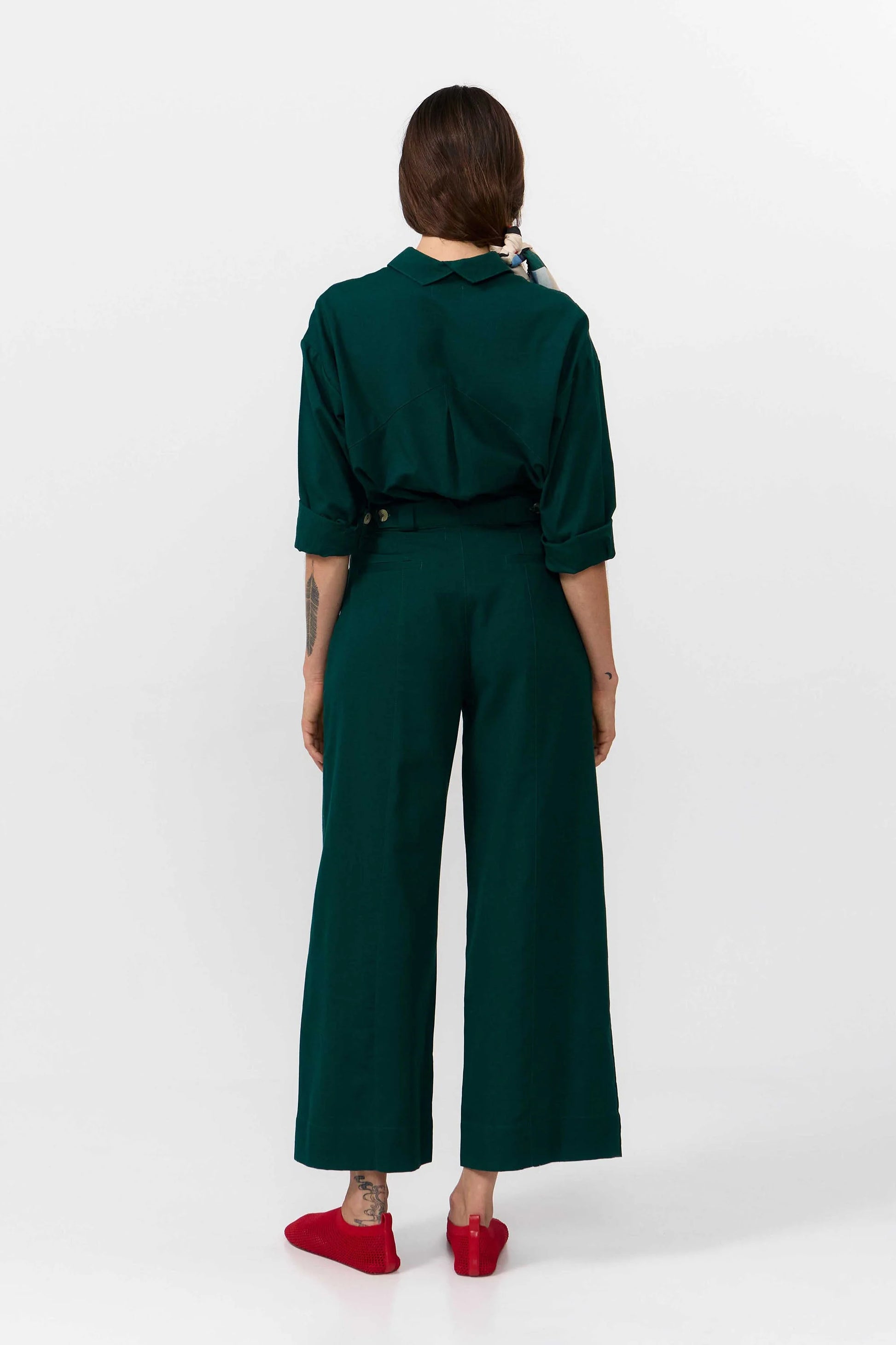 Pantalón largo de mujer de corte recto en color verde oscuro (Deep Green), con cuatro bolsillos frontales y traseros, y cierre de botón de corozo, marca Suite13Lab.