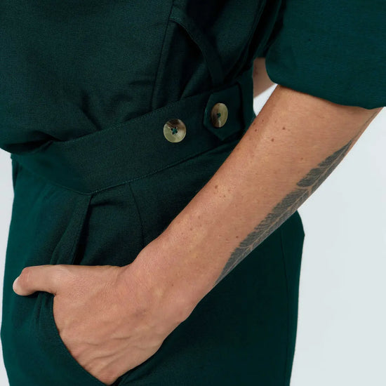 Pantalón largo de mujer de corte recto en color verde oscuro (Deep Green), con cuatro bolsillos frontales y traseros, y cierre de botón de corozo, marca Suite13Lab.
