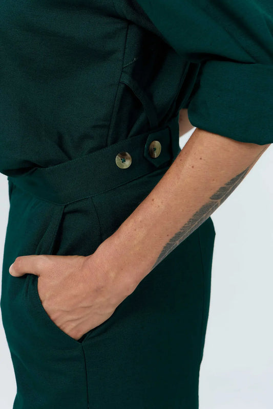Pantalón largo de mujer de corte recto en color verde oscuro (Deep Green), con cuatro bolsillos frontales y traseros, y cierre de botón de corozo, marca Suite13Lab.
