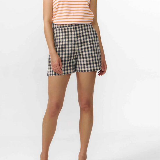 

Shorts Genil a cuadros grises de Suite13Lab, algodón orgánico GOTS, corte bermuda con bolsillos y botón de corozo.