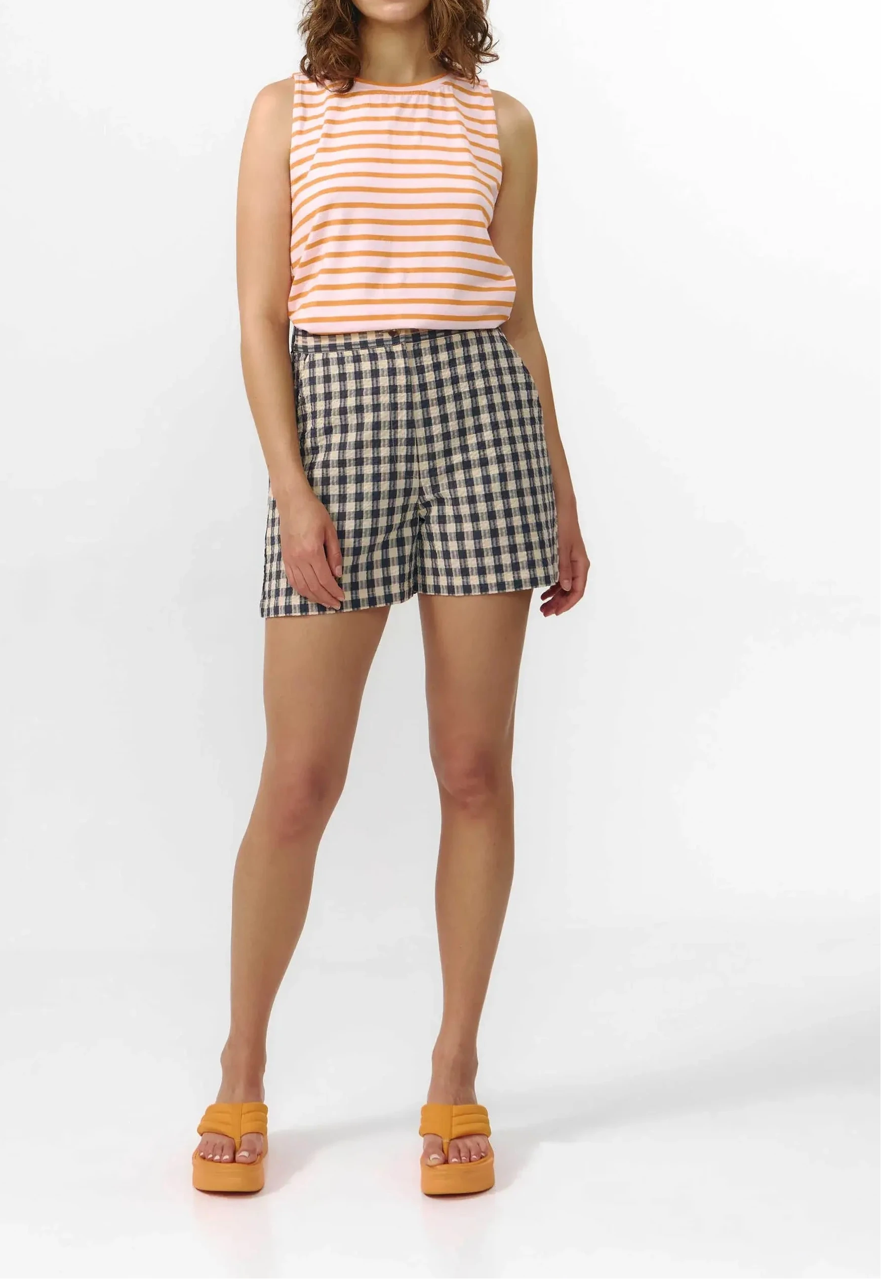 

Shorts Genil a cuadros grises de Suite13Lab, algodón orgánico GOTS, corte bermuda con bolsillos y botón de corozo.