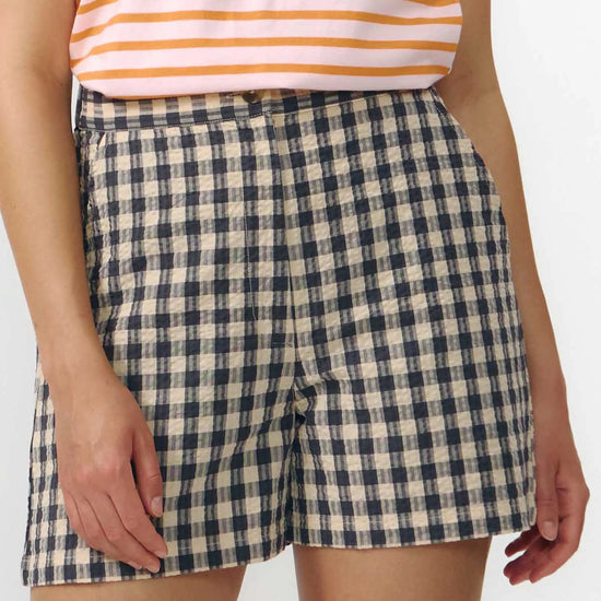 

Shorts Genil a cuadros grises de Suite13Lab, algodón orgánico GOTS, corte bermuda con bolsillos y botón de corozo.