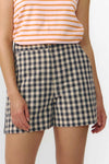 

Shorts Genil a cuadros grises de Suite13Lab, algodón orgánico GOTS, corte bermuda con bolsillos y botón de corozo.