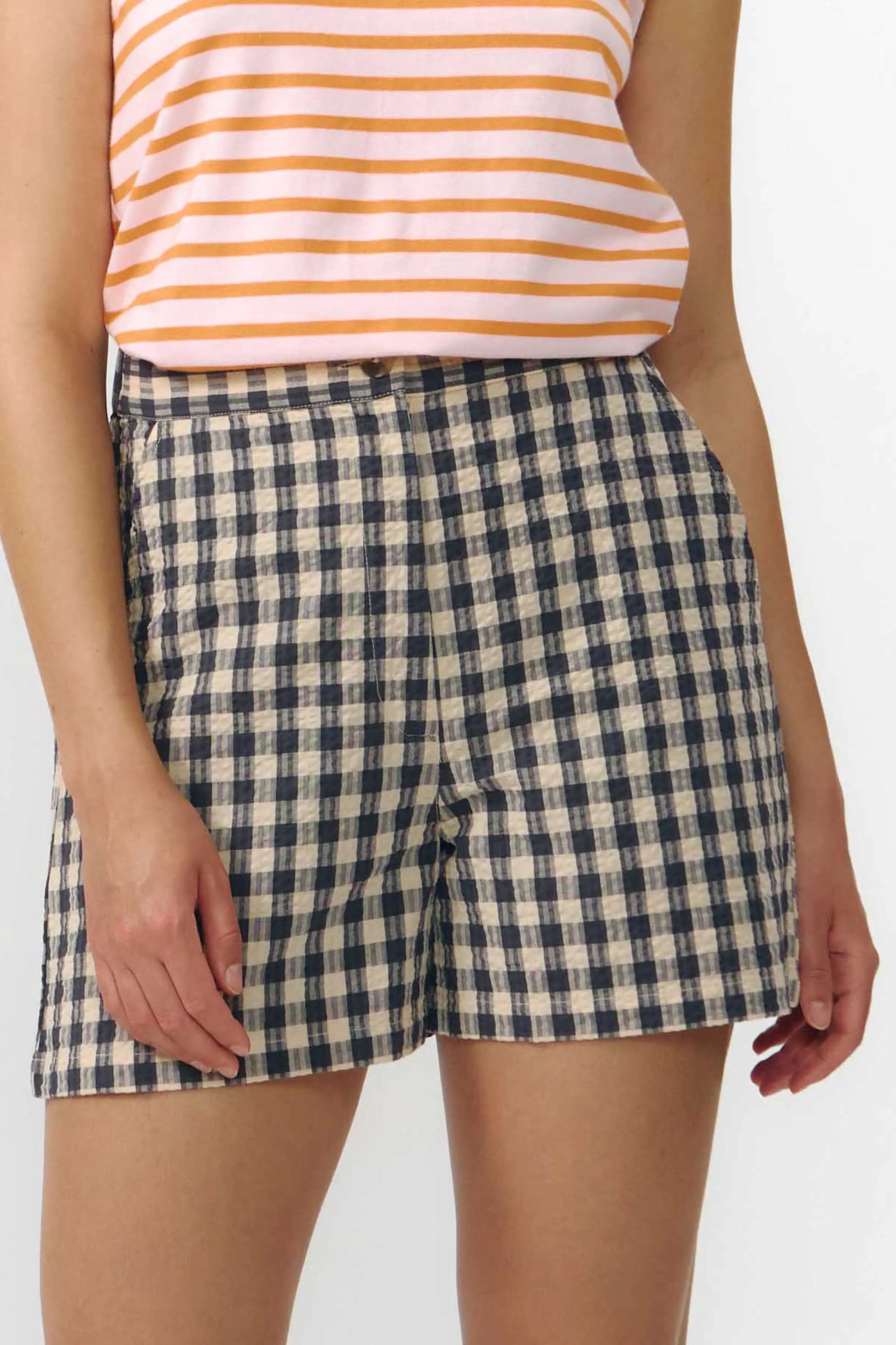

Shorts Genil a cuadros grises de Suite13Lab, algodón orgánico GOTS, corte bermuda con bolsillos y botón de corozo.