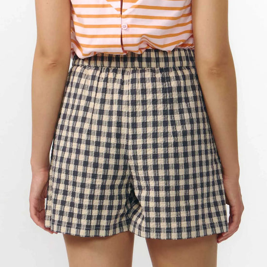

Shorts Genil a cuadros grises de Suite13Lab, algodón orgánico GOTS, corte bermuda con bolsillos y botón de corozo.