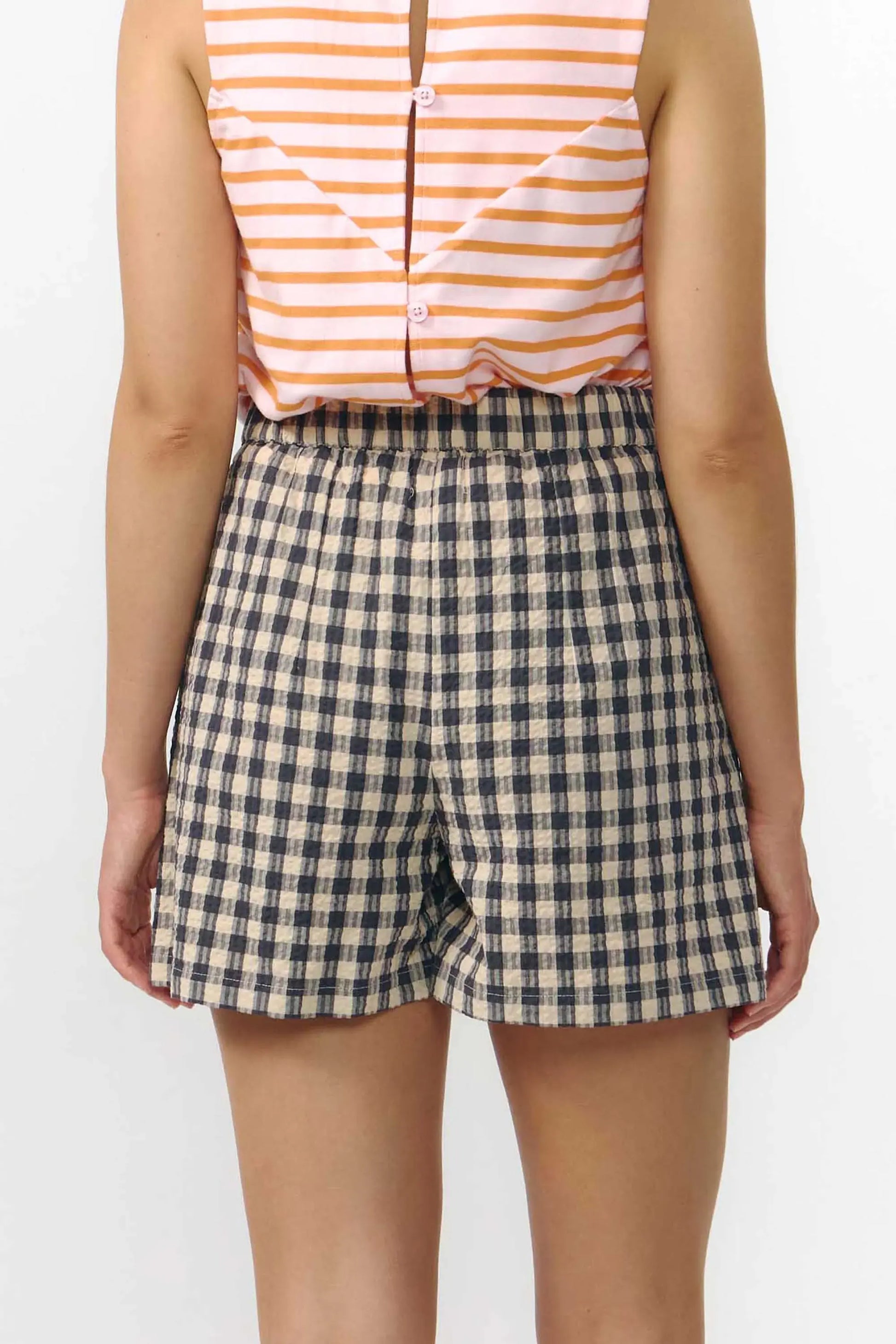 

Shorts Genil a cuadros grises de Suite13Lab, algodón orgánico GOTS, corte bermuda con bolsillos y botón de corozo.