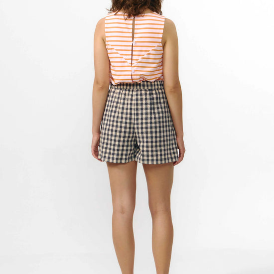

Shorts Genil a cuadros grises de Suite13Lab, algodón orgánico GOTS, corte bermuda con bolsillos y botón de corozo.
