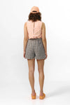 

Shorts Genil a cuadros grises de Suite13Lab, algodón orgánico GOTS, corte bermuda con bolsillos y botón de corozo.