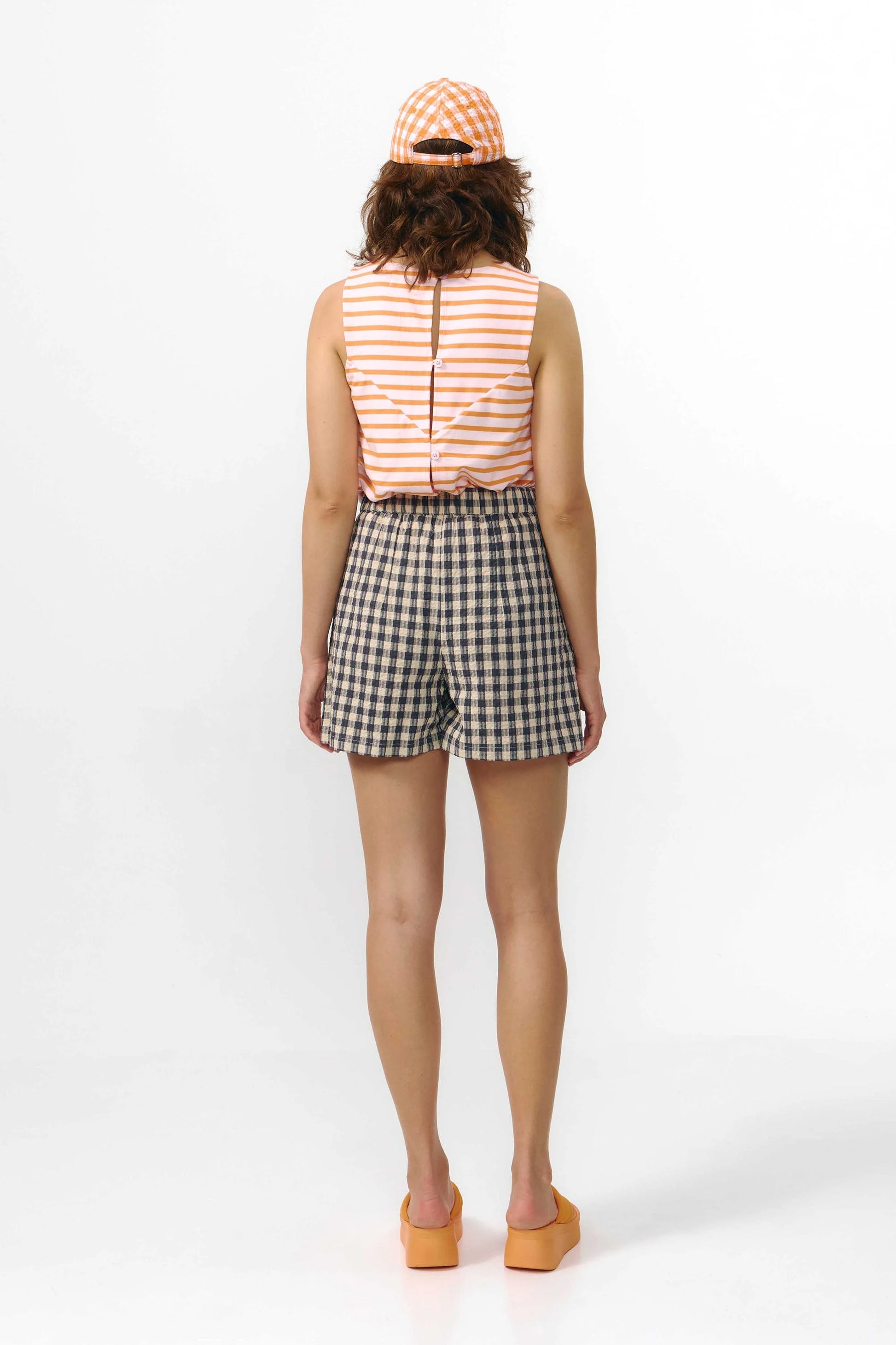 

Shorts Genil a cuadros grises de Suite13Lab, algodón orgánico GOTS, corte bermuda con bolsillos y botón de corozo.