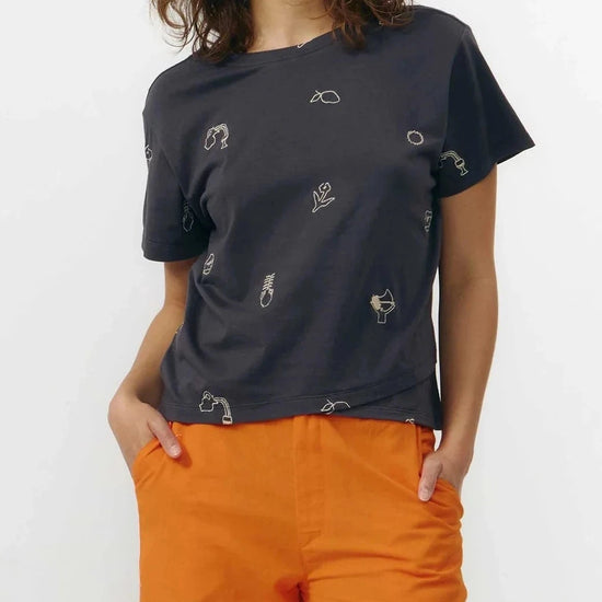 Top de algodón orgánico gris oscuro de manga corta con bordados decorativos, cuello redondo delantero y escote en pico en la espalda de la marca Suite13 Lab.