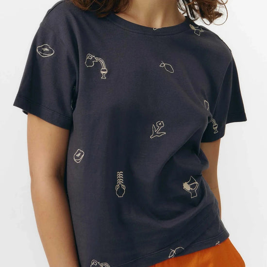 Top de algodón orgánico gris oscuro de manga corta con bordados decorativos, cuello redondo delantero y escote en pico en la espalda de la marca Suite13 Lab.