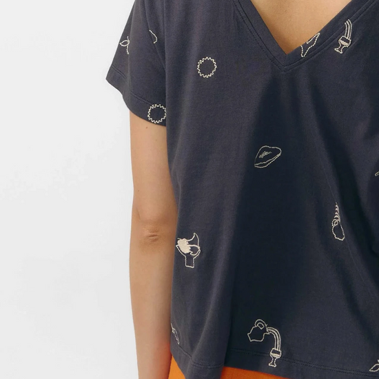 Top de algodón orgánico gris oscuro de manga corta con bordados decorativos, cuello redondo delantero y escote en pico en la espalda de la marca Suite13 Lab.