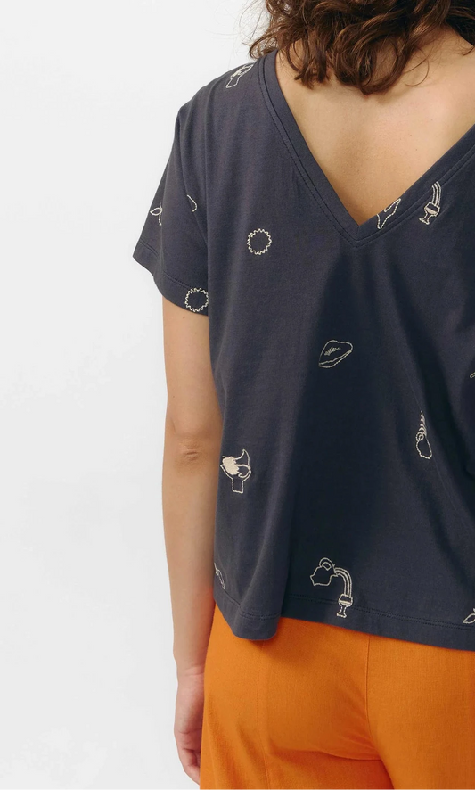 Top de algodón orgánico gris oscuro de manga corta con bordados decorativos, cuello redondo delantero y escote en pico en la espalda de la marca Suite13 Lab.