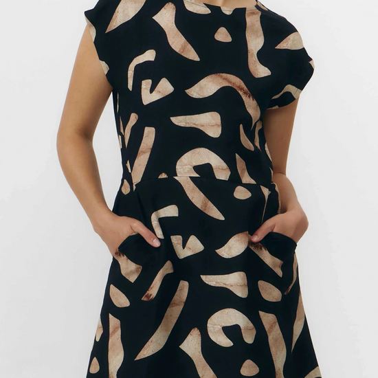 Vestido midi sin mangas con estampado de piedras en blanco y negro, escote redondo delantero y espalda abierta en V de Suite13 Lab.