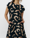 Vestido midi sin mangas con estampado de piedras en blanco y negro, escote redondo delantero y espalda abierta en V de Suite13 Lab.