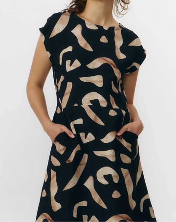 Vestido midi sin mangas con estampado de piedras en blanco y negro, escote redondo delantero y espalda abierta en V de Suite13 Lab.