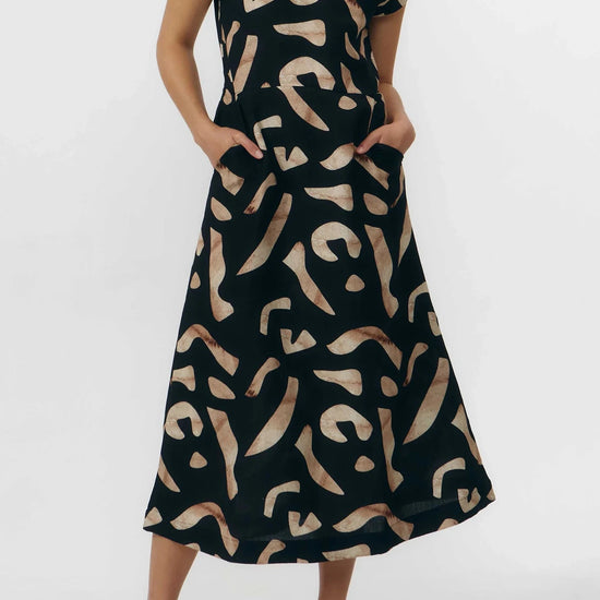Vestido midi sin mangas con estampado de piedras en blanco y negro, escote redondo delantero y espalda abierta en V de Suite13 Lab.