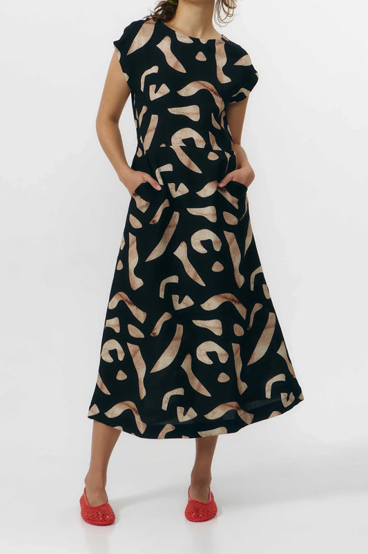 Vestido midi sin mangas con estampado de piedras en blanco y negro, escote redondo delantero y espalda abierta en V de Suite13 Lab.