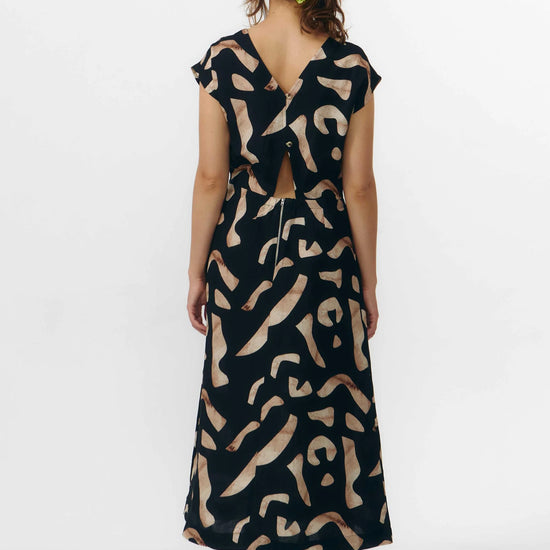 Vestido midi sin mangas con estampado de piedras en blanco y negro, escote redondo delantero y espalda abierta en V de Suite13 Lab.