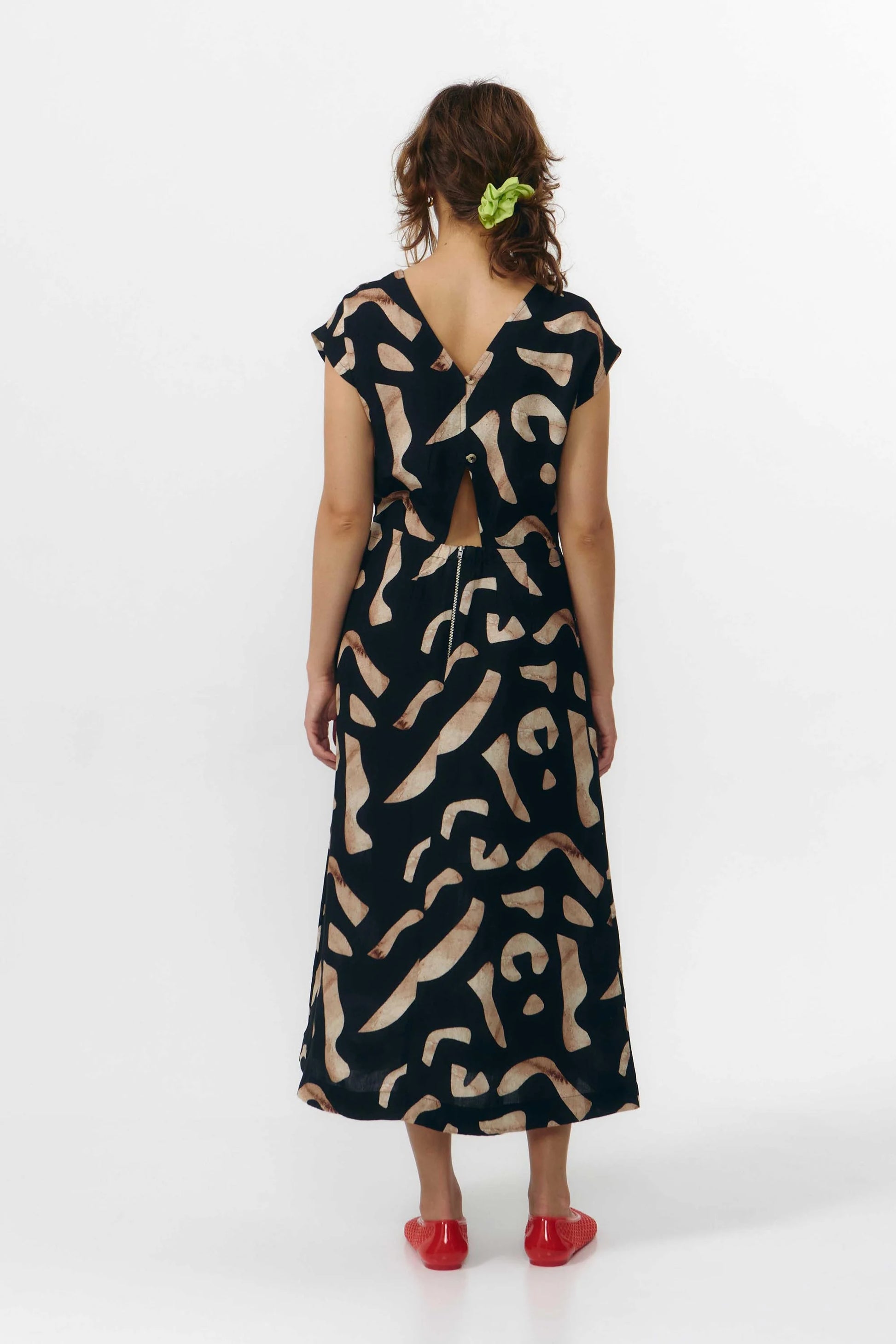 Vestido midi sin mangas con estampado de piedras en blanco y negro, escote redondo delantero y espalda abierta en V de Suite13 Lab.